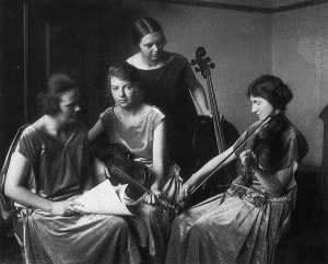 Das Bentz-Quartett, 1926: Hilde Schirmer, Elisabeth Enthoven, Beatrice Bentz; stehend: Lena von Hippel, später Frau von Hans Chemin-Petit 
